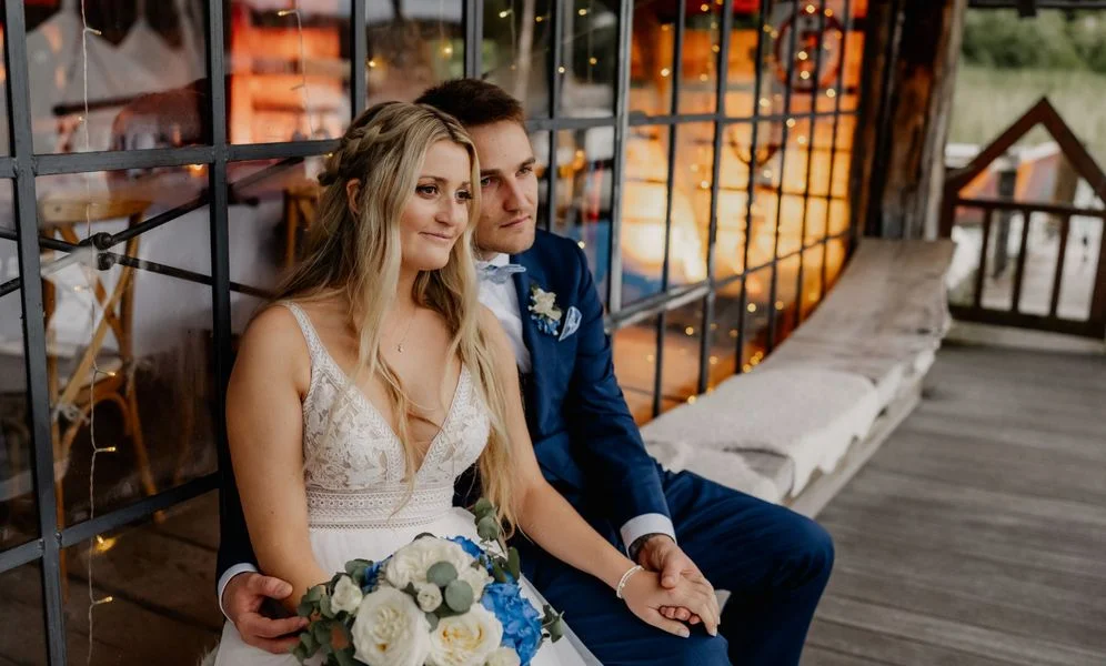 Brautpaar vor dem Bootshaus