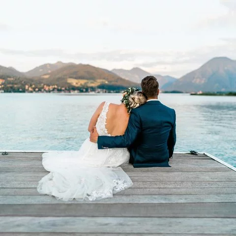Brautpaar auf dem Bootshaussteg