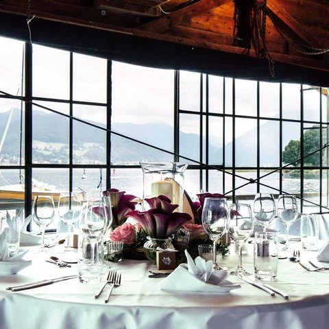 Ein gedeckter Tisch im Bootshaus