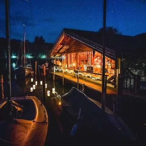 Bootshaus bei Nacht