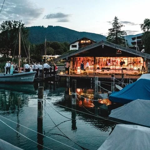 Blick auf das Bootshaus vom See aus