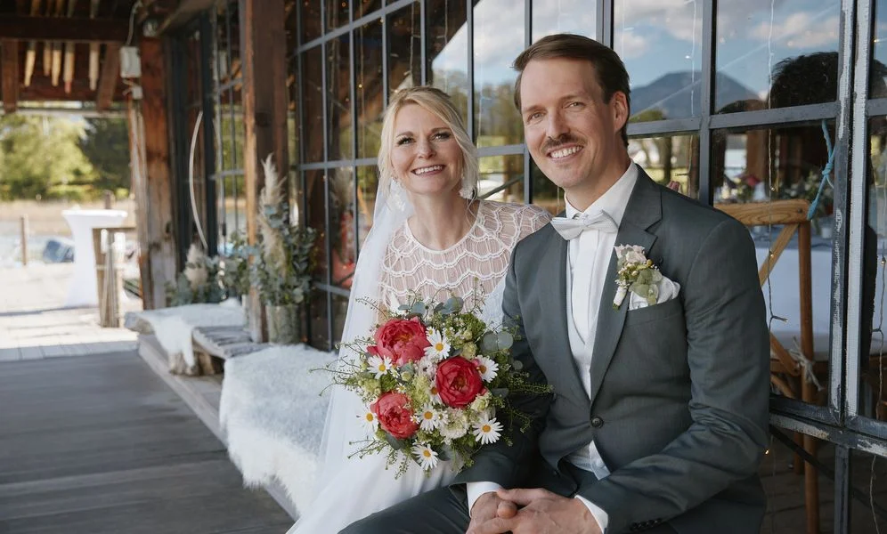 Brautpaar vor dem Bootshaus