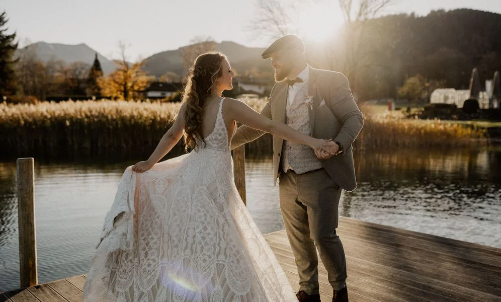 Brautpaar tanzt auf dem Steg am Bootshaus