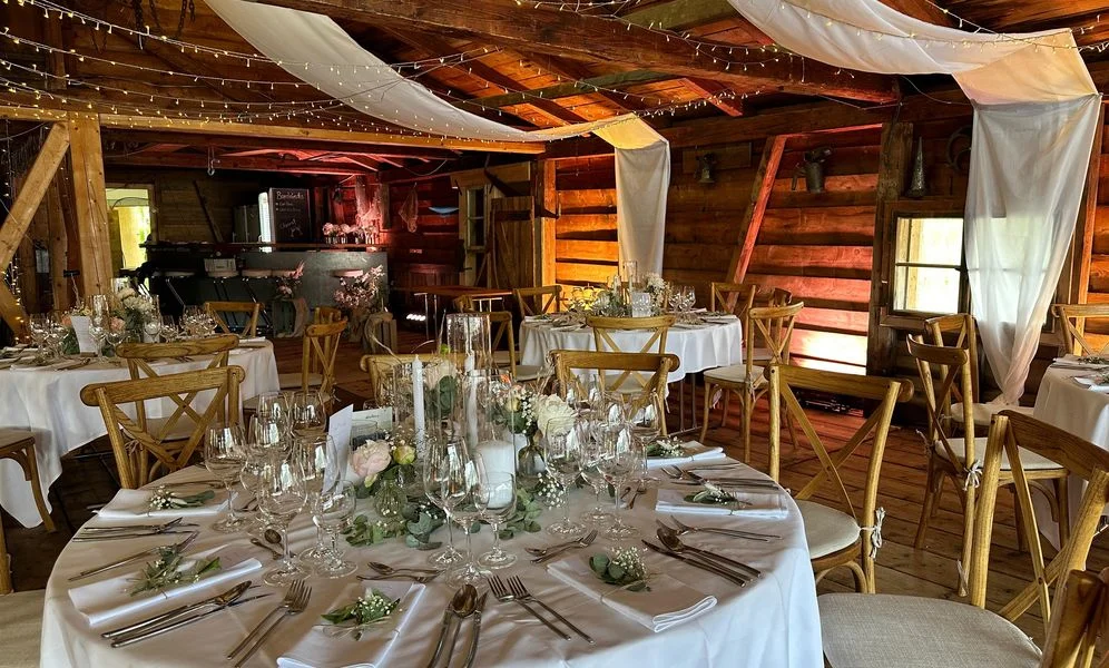 Festlich dekoriertes Bootshaus